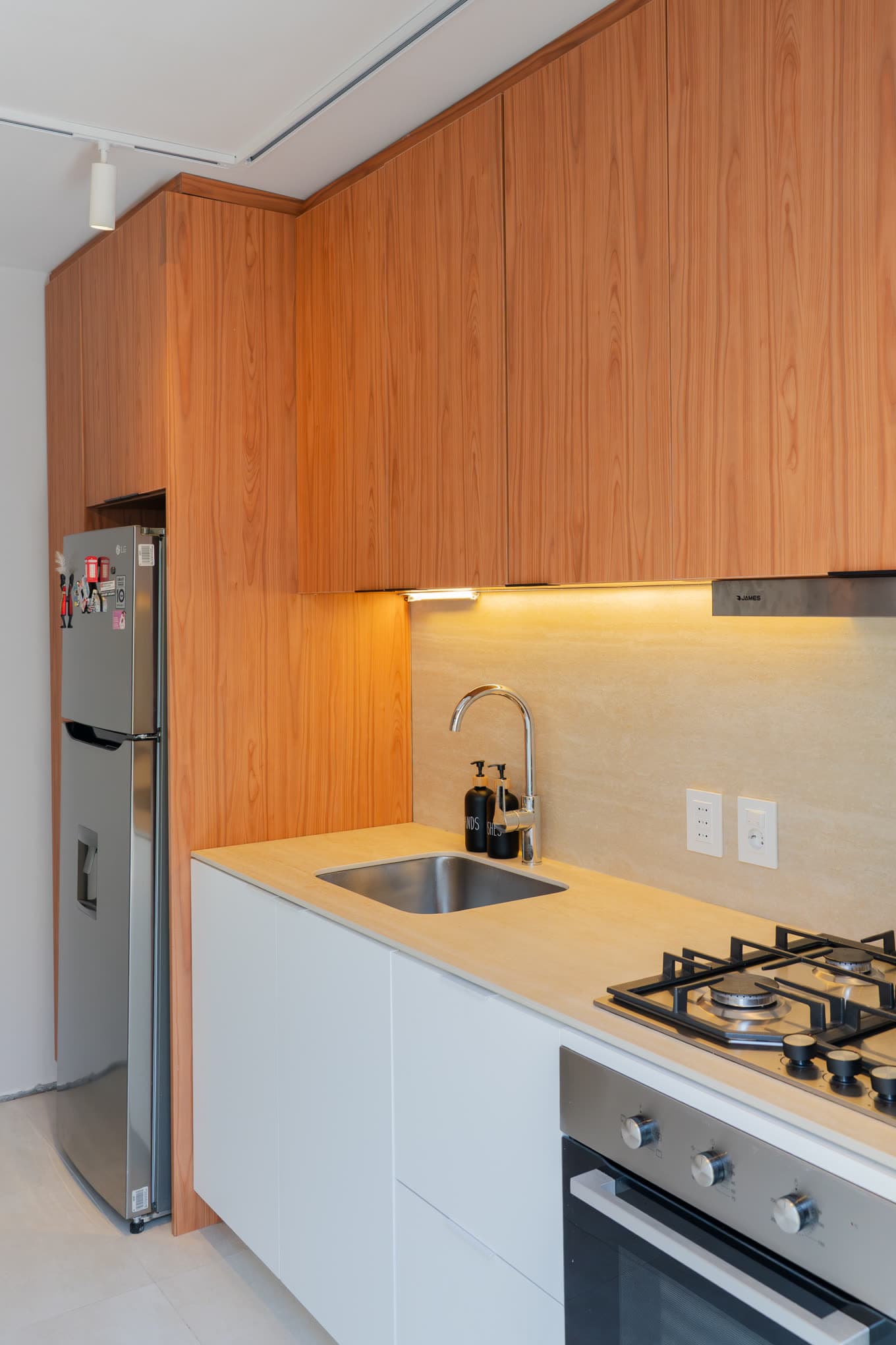 Almirón — Muebles altos de madera sobre la mesada