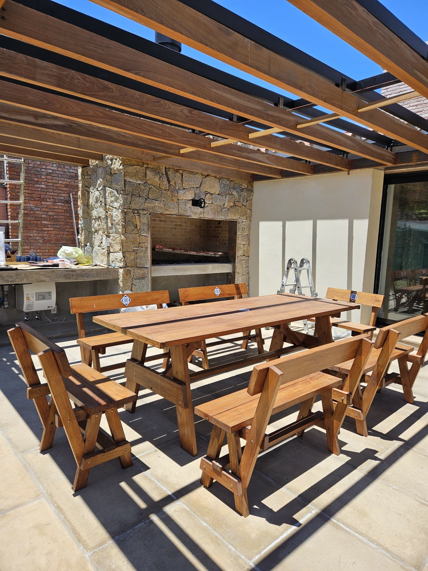 Hardwood — Galería con parrillero y pérgola de madera