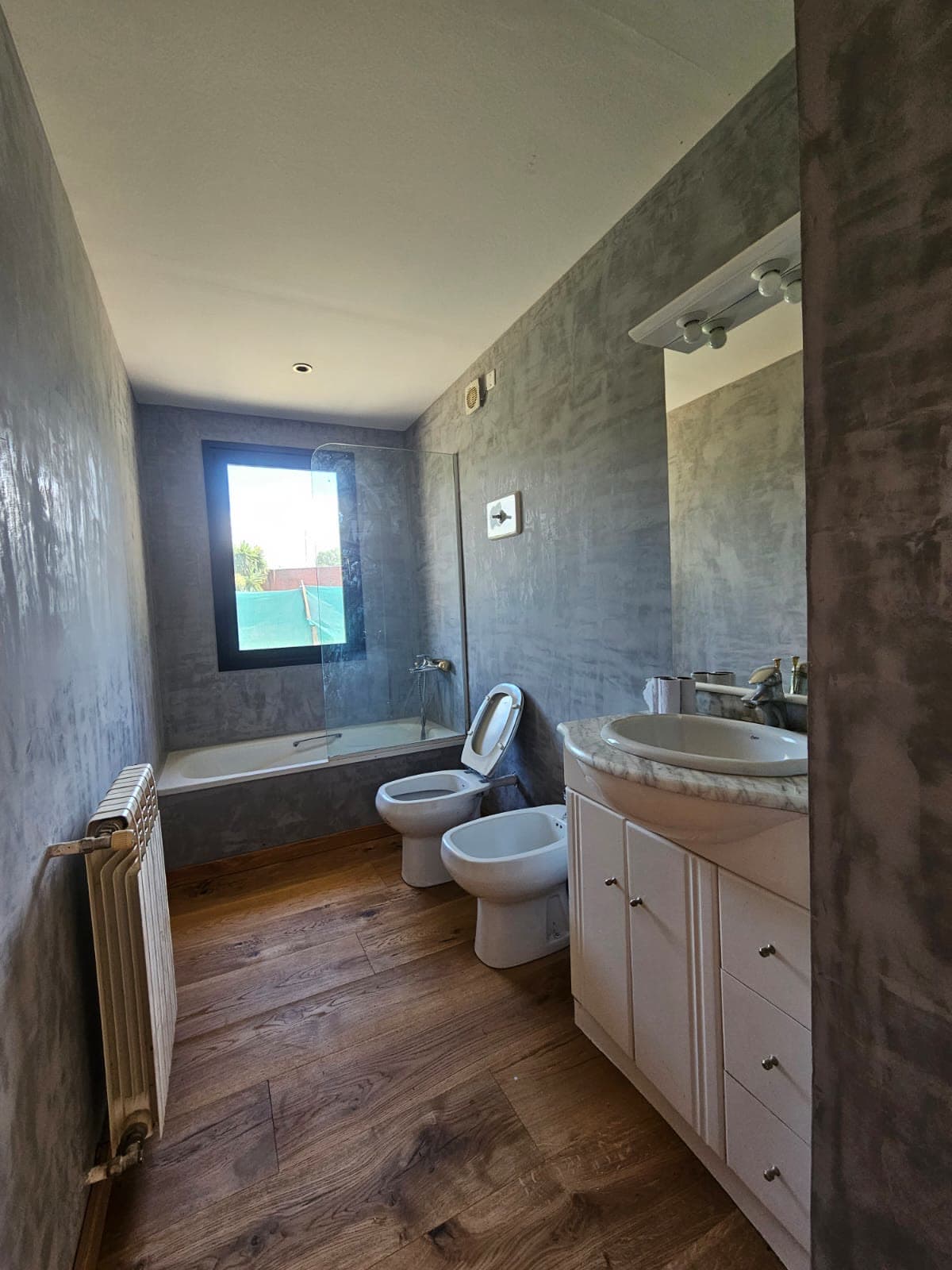 Hardwood — Baño con muros de microcemento