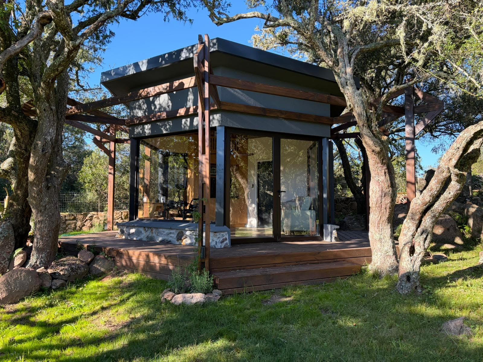 Villa Serrana — La casa entre los árboles