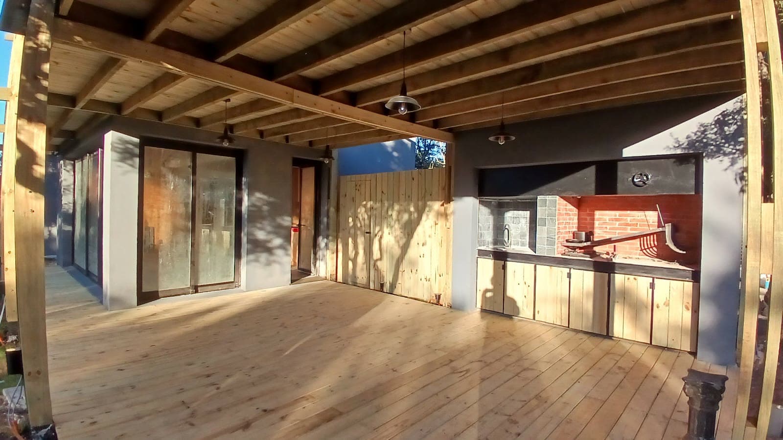 Villa Serrana — Galería con parrillero