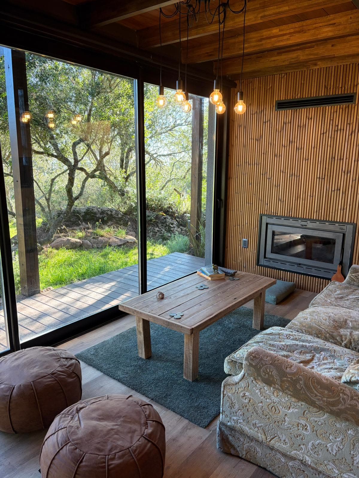 Villa Serrana — Estar con estufa a leña