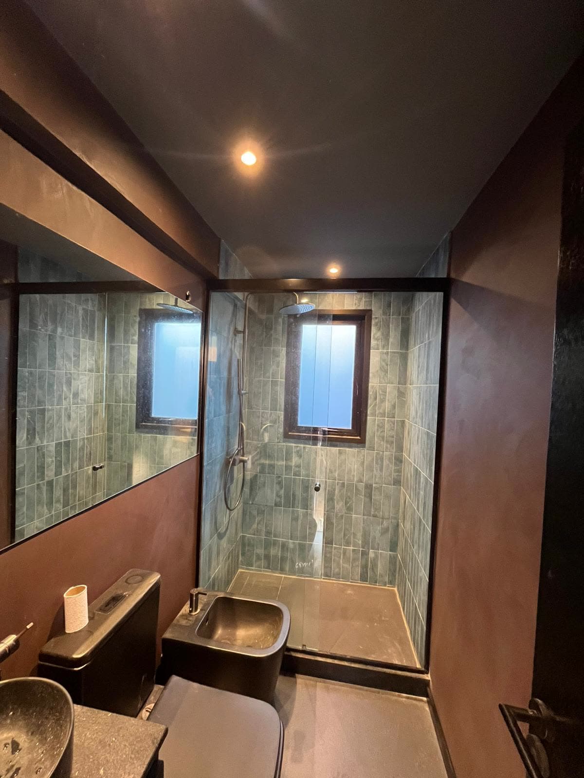 Villa Serrana — Baño con revestimiento de madera