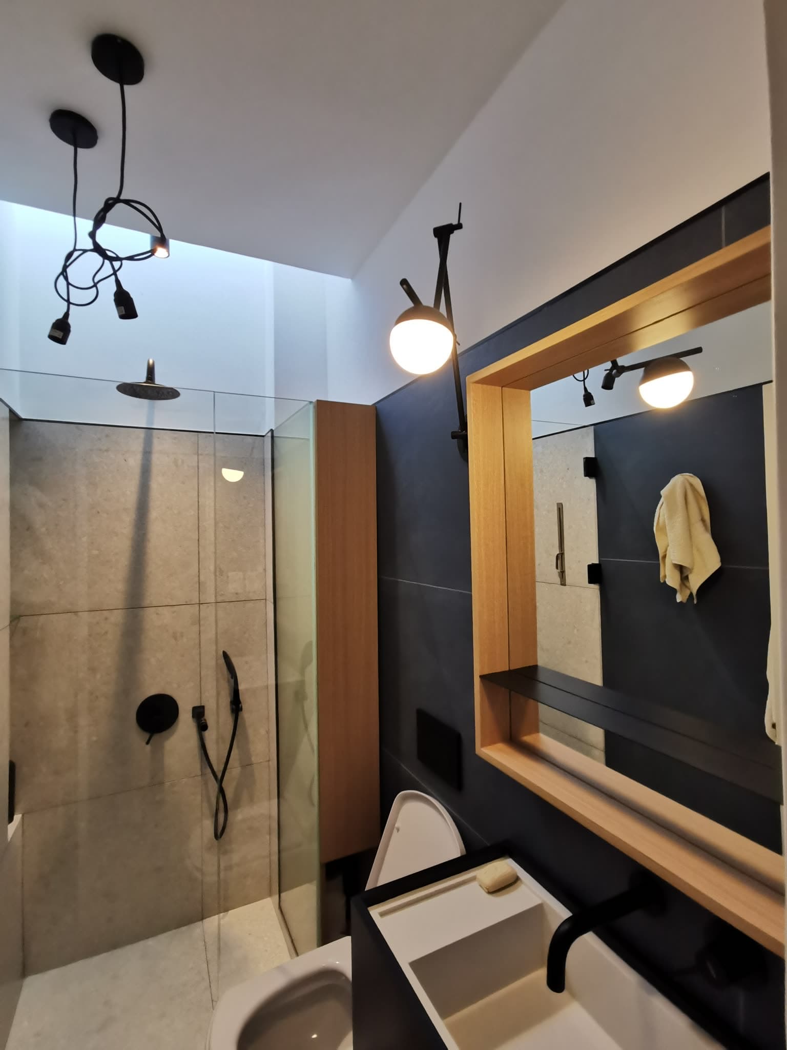 Amazonas — Baño con ducha y espejo enmarcado en madera