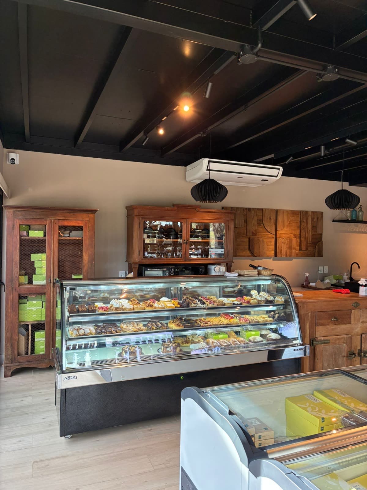Nora Rey Boutique — Los Horneros — Mostrador de pastelería