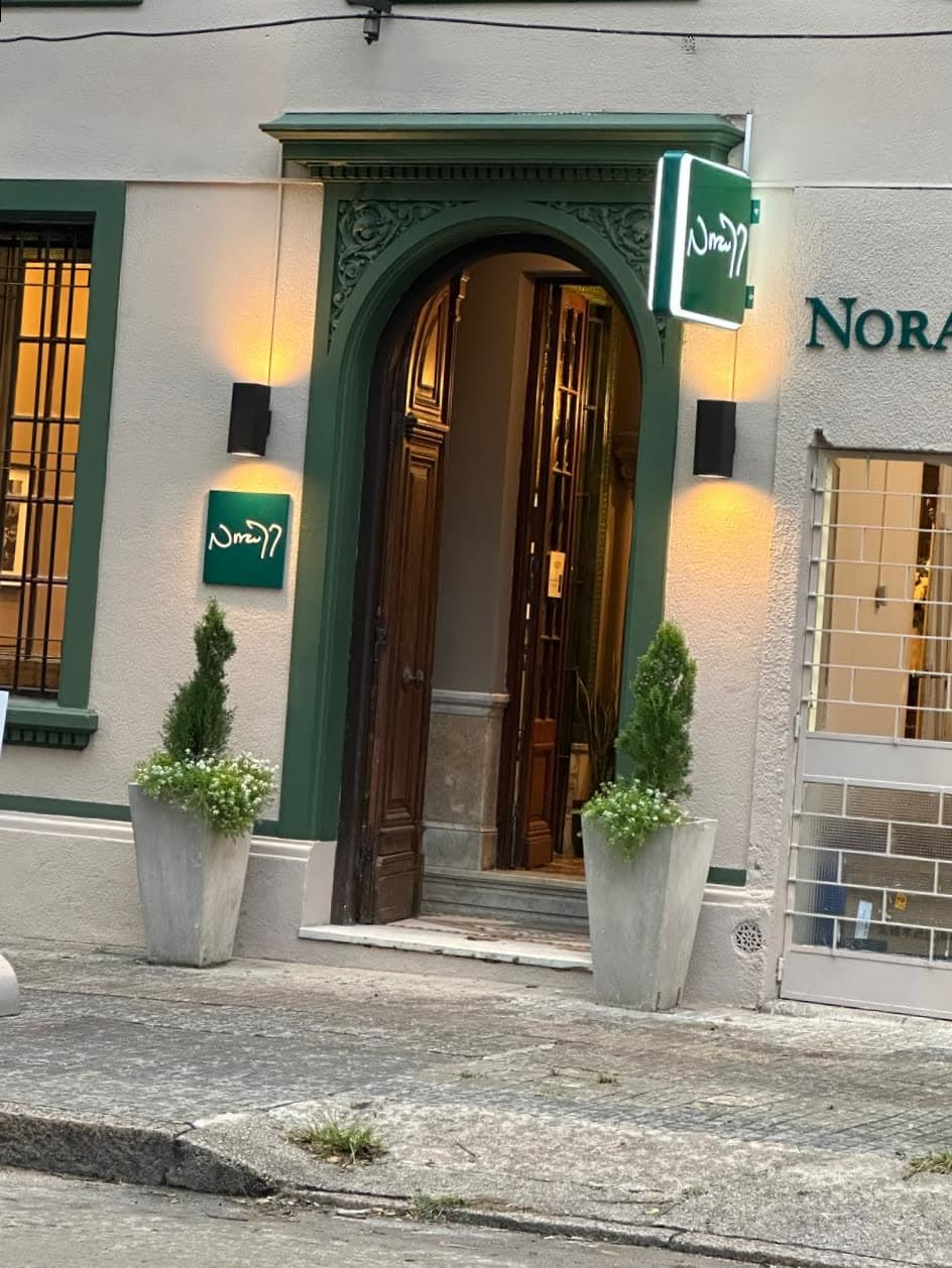 Nora Rey Boutique — Acceso con la cartelería de la boutique