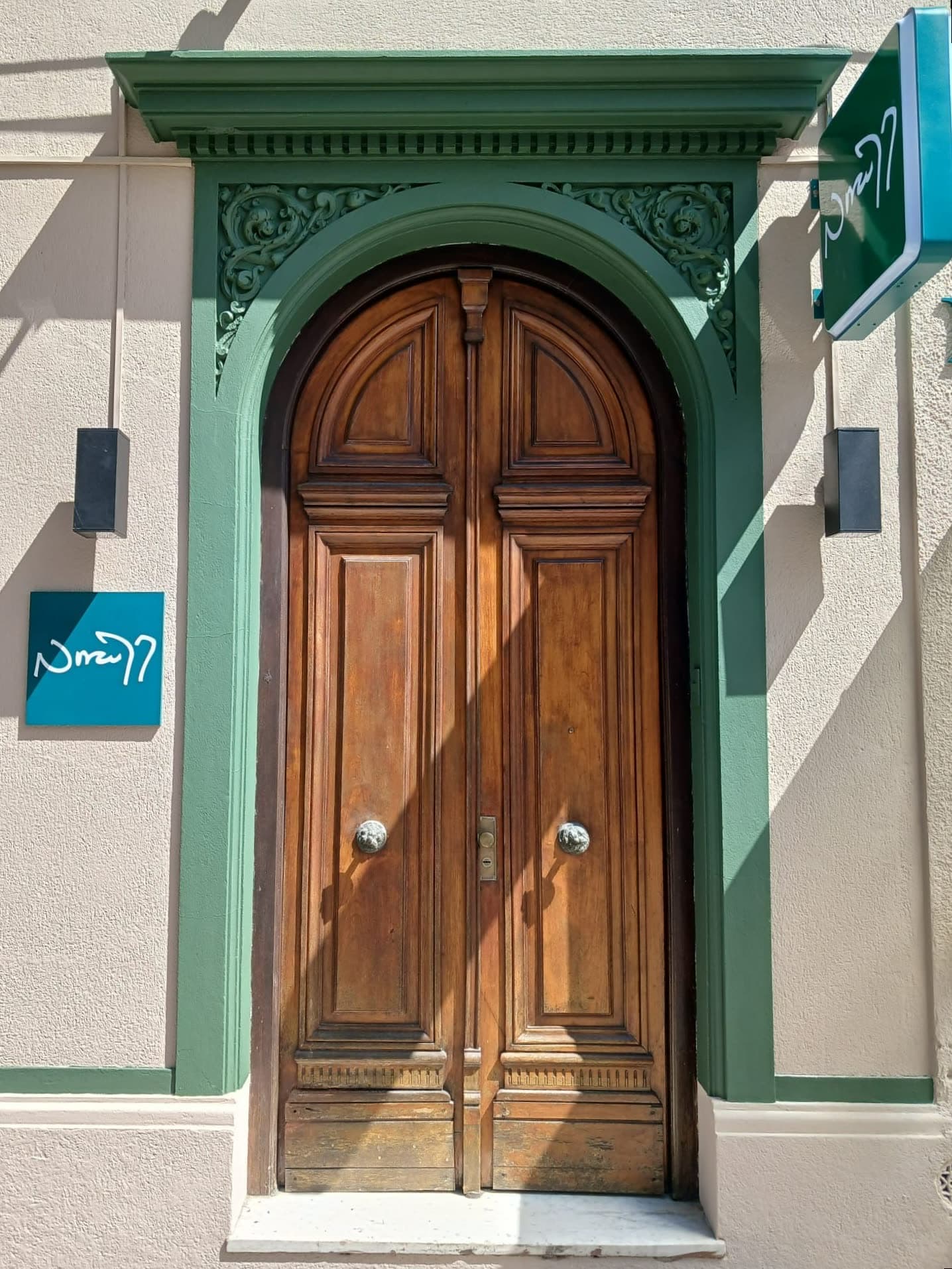 Nora Rey Boutique — Puerta original restaurada